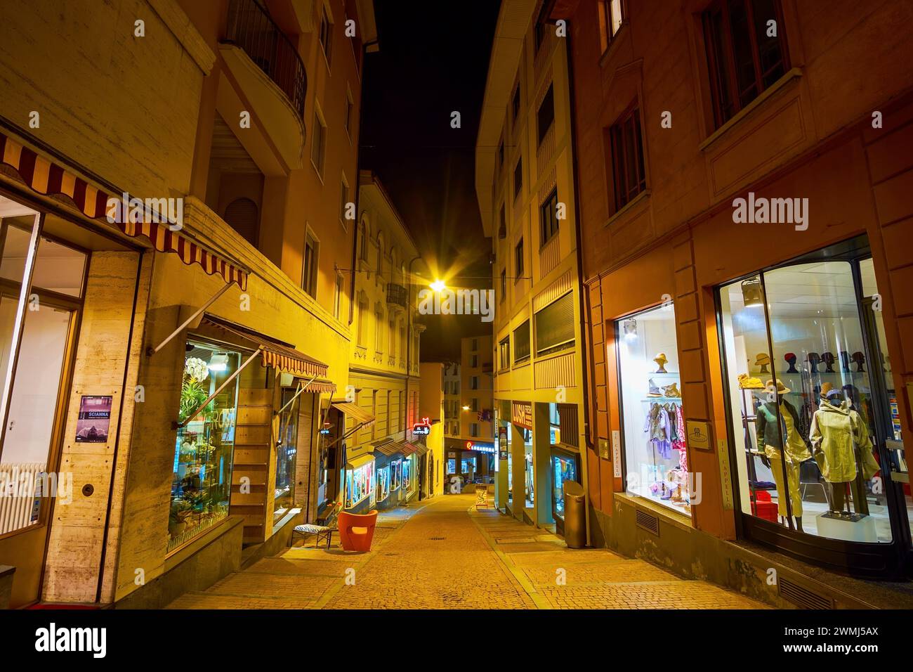 LUGANO, SVIZZERA - 17 MARZO 2022: La scena notturna in via Cattedrale con negozi e boutique chiusi, il 17 marzo a Lugano, Svizzera Foto Stock