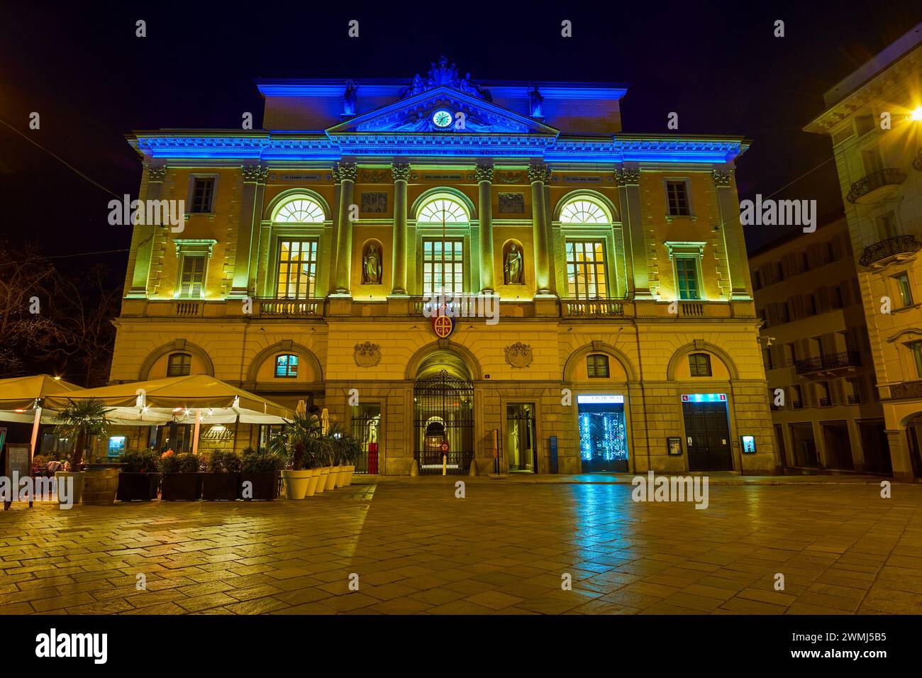 LUGANO, SVIZZERA - 17 MARZO 2022: Palazzo Civico, il Municipio di Lugano di notte, il 17 marzo a Lugano, Svizzera Foto Stock