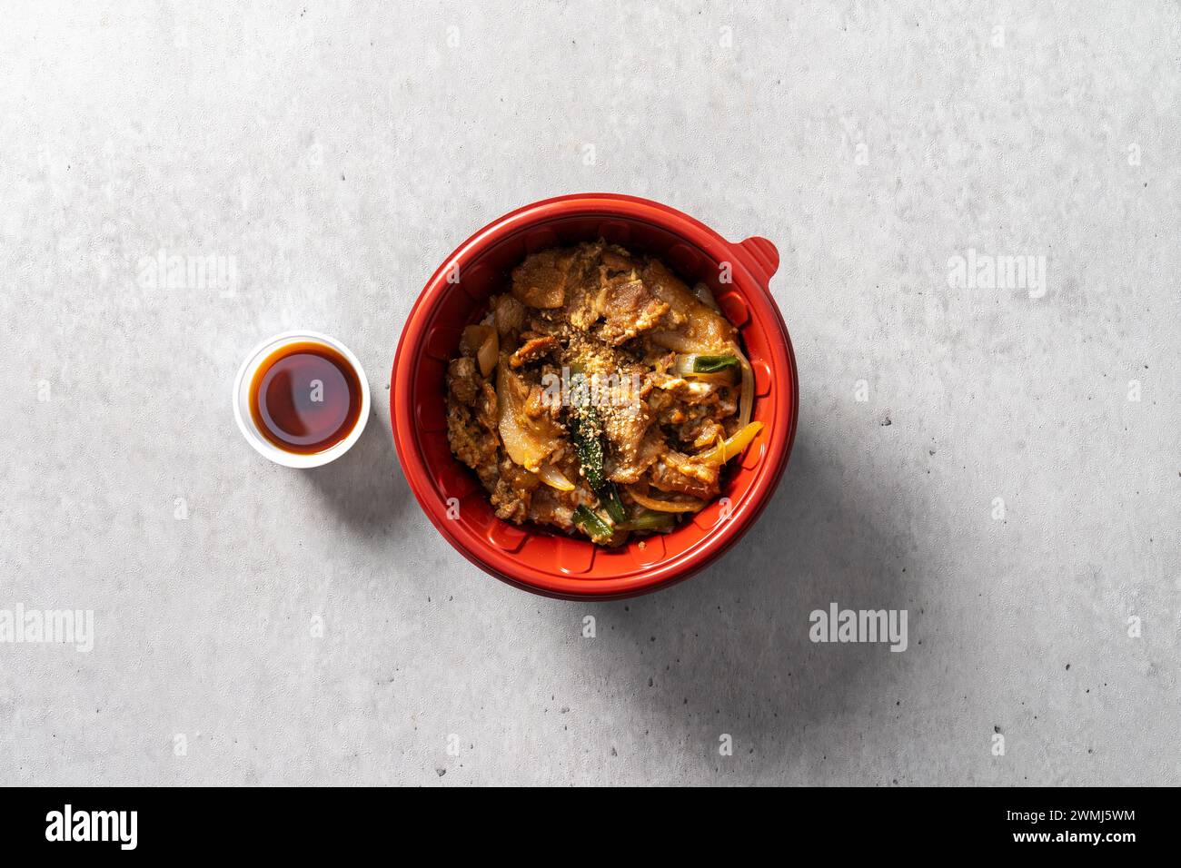 Salsa di soia bulgogi, pasta di peperoncino rosso bulgogi su piatto di riso coreano Foto Stock