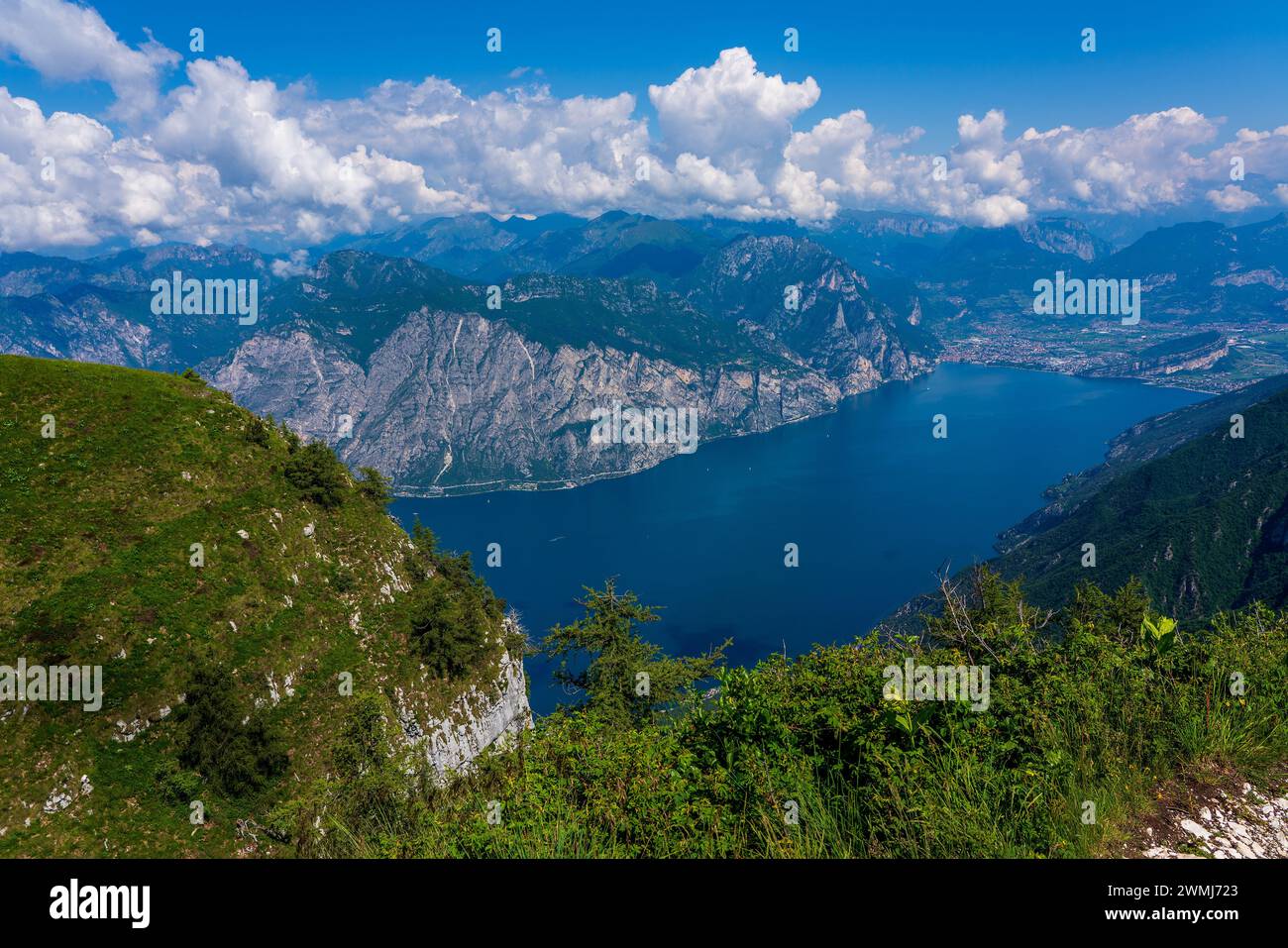 Vista panoramica dal Monte Baldo sul Lago di Garda vicino a Malcesine in Italia. Foto Stock