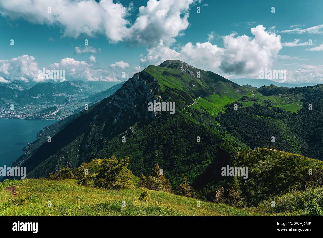 Vista panoramica dal Monte Baldo sul Lago di Garda vicino a Malcesine in Italia. Foto Stock