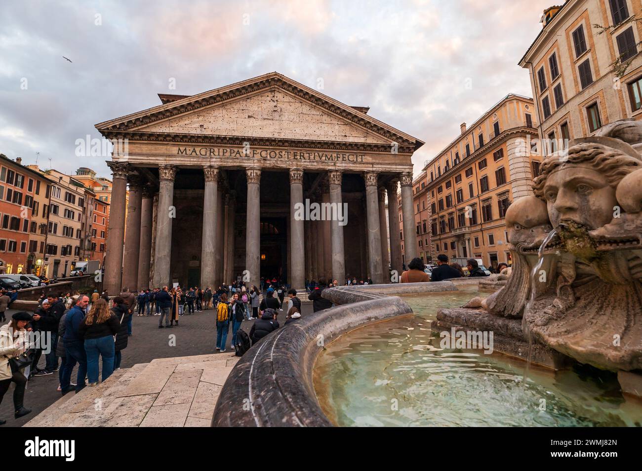 Roma, Italia - 22 dicembre 2022: L'immagine mostra una vivace scena di turisti di fronte al Pantheon, con la sua iconica facciata e le iscrizioni, viste Foto Stock
