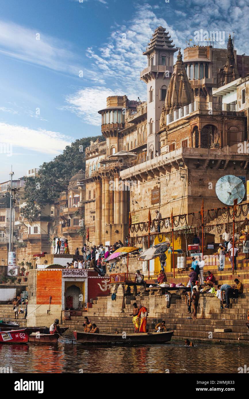 Vivace scena che mostra le barche sul fiume sacro Gange vicino a Dashashwamedh Ghat nella città Santa di Varanasi, Uttar Foto Stock