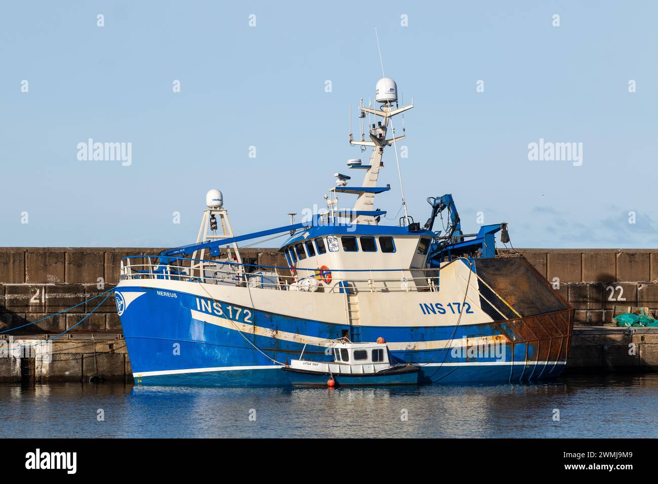 26 febbraio 2024. Buckie Harbour, Moray, Scozia. Questo è il piccolo Toot ormeggiato contro Nereus a Buckie Harbour in un pomeriggio di sole. Entrambi sono Fishi Foto Stock