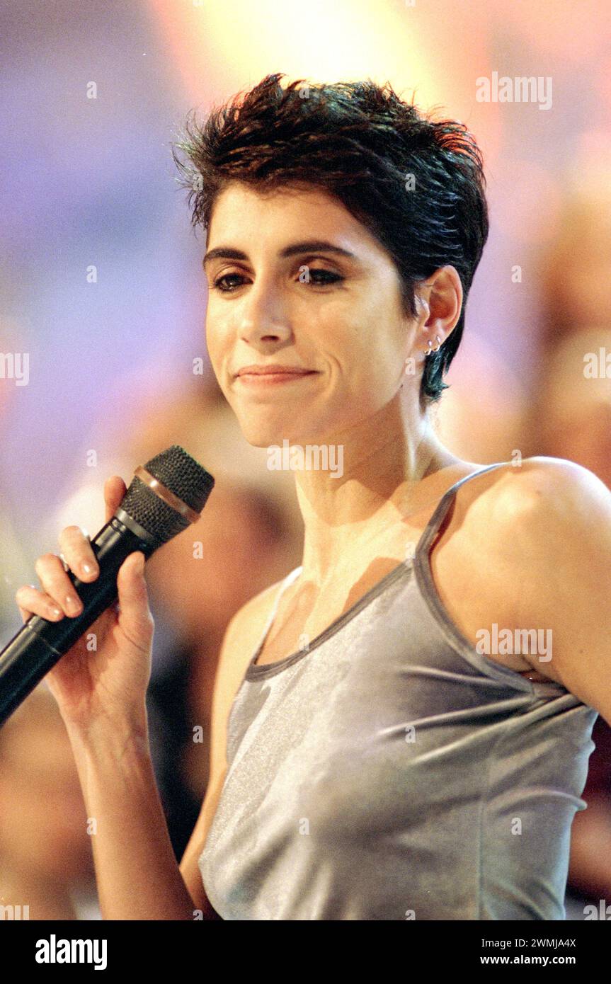 Milano Italia 15/07/1998: Giorgia, cantante italiana, durante la trasmissione televisiva “Super 1998” Foto Stock