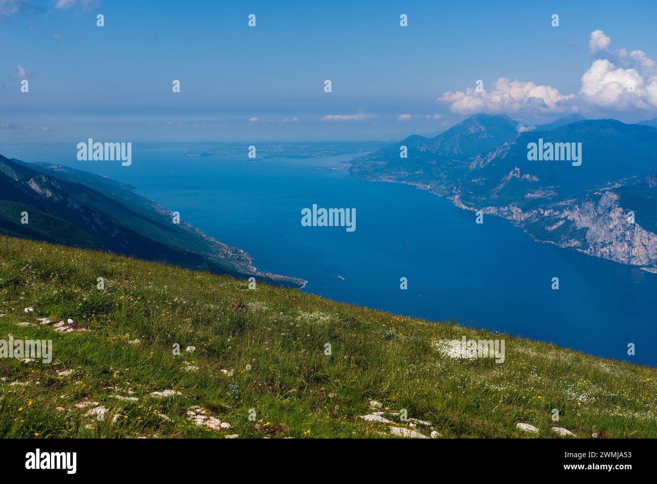 Vista panoramica dal Monte Baldo sul Lago di Garda vicino a Malcesine in Italia. Foto Stock