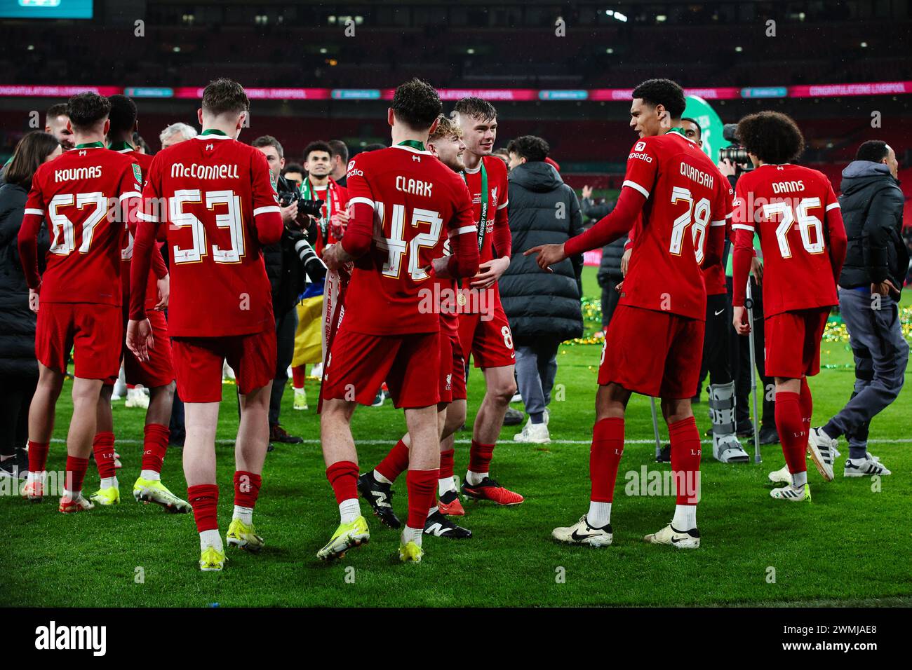 LONDRA, Regno Unito - 25 febbraio 2024: I giovani giocatori del Liverpool (l-r) Lewis Koumas, Trey Nyoni, James McConnell, Bobby Clark, Harvey Elliott, Conor Bradley, Ja Foto Stock