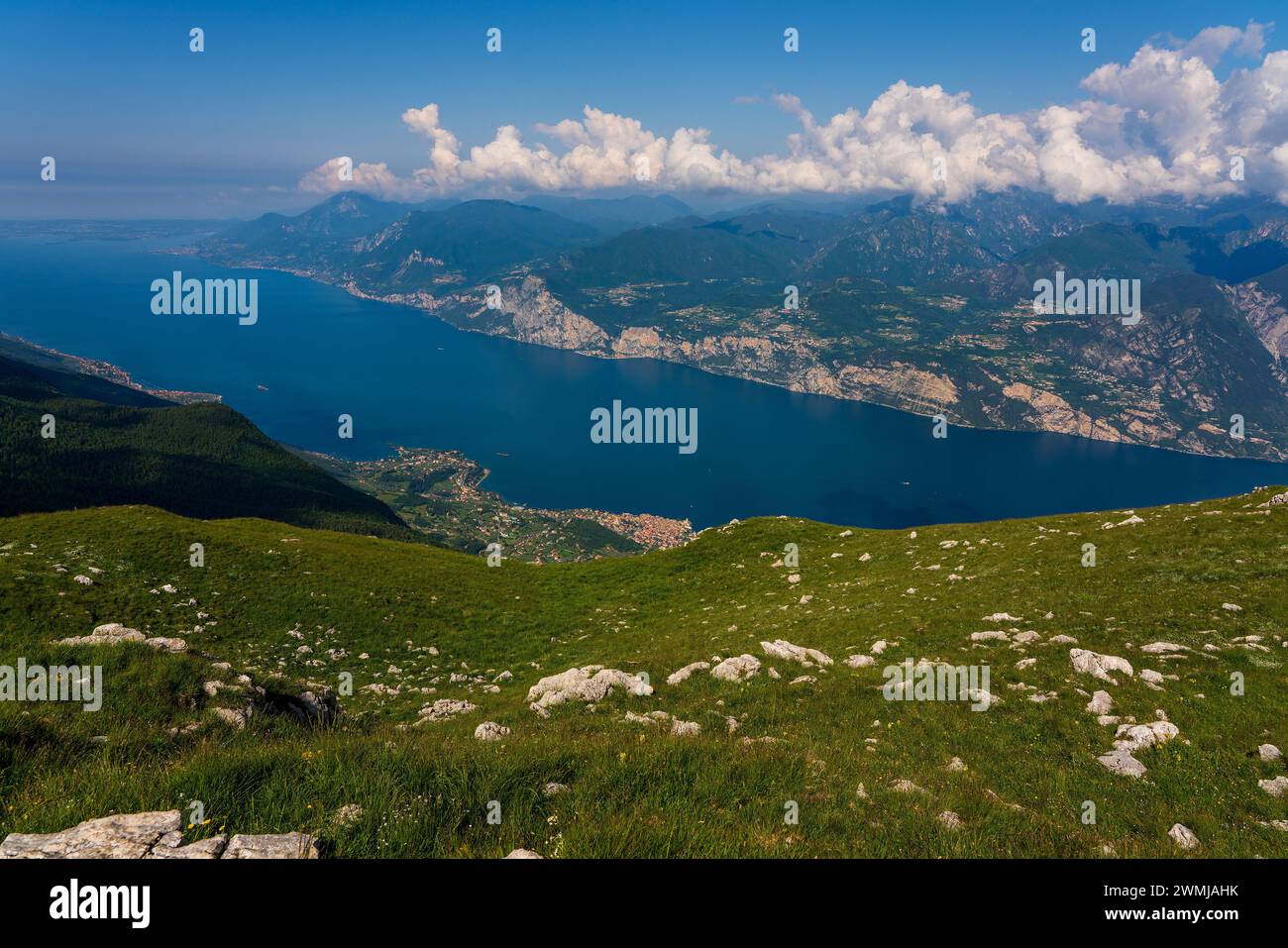 Vista panoramica dal Monte Baldo sul Lago di Garda vicino a Malcesine in Italia. Foto Stock