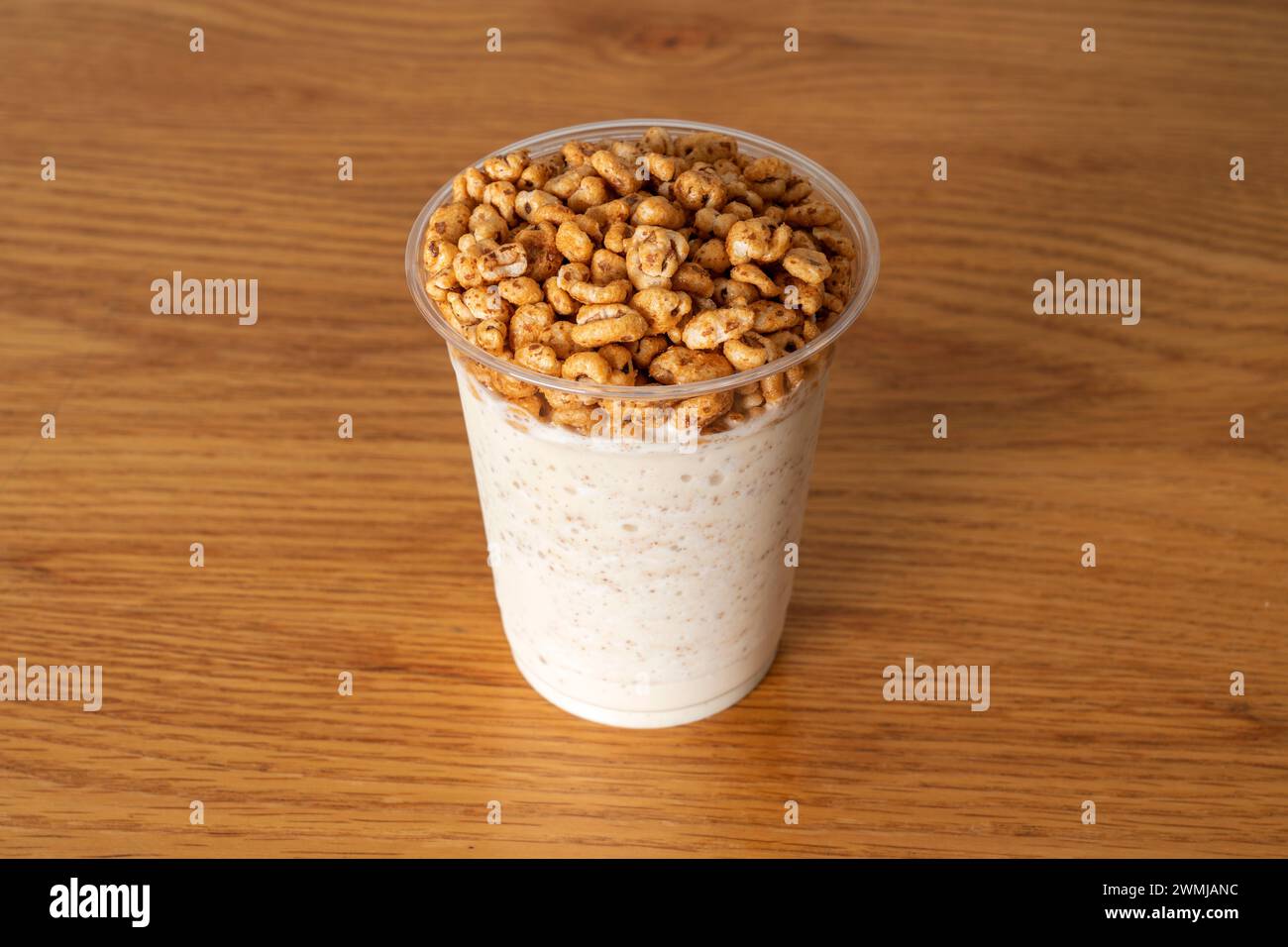 Latte alla fragola, frullato Jolly Pong, focaccine, biscotti, caffè Foto Stock