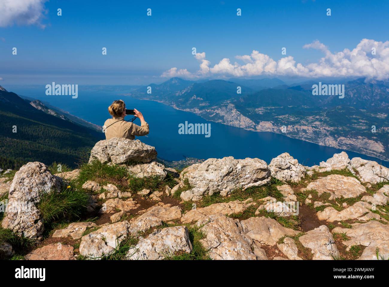 Vista panoramica dal Monte Baldo sul Lago di Garda vicino a Malcesine in Italia. Foto Stock