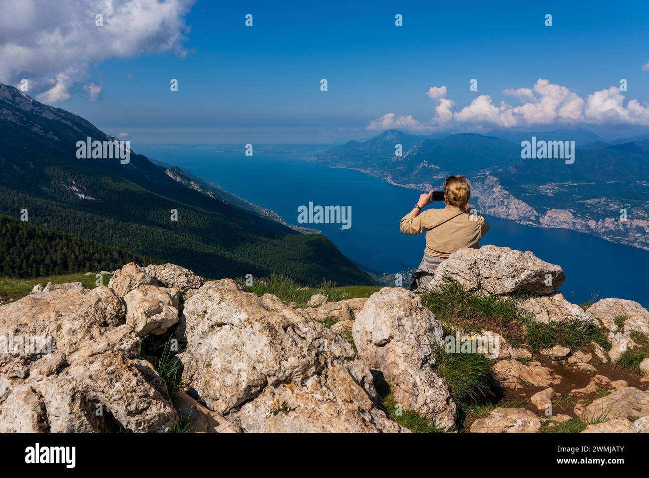 Vista panoramica dal Monte Baldo sul Lago di Garda vicino a Malcesine in Italia. Foto Stock