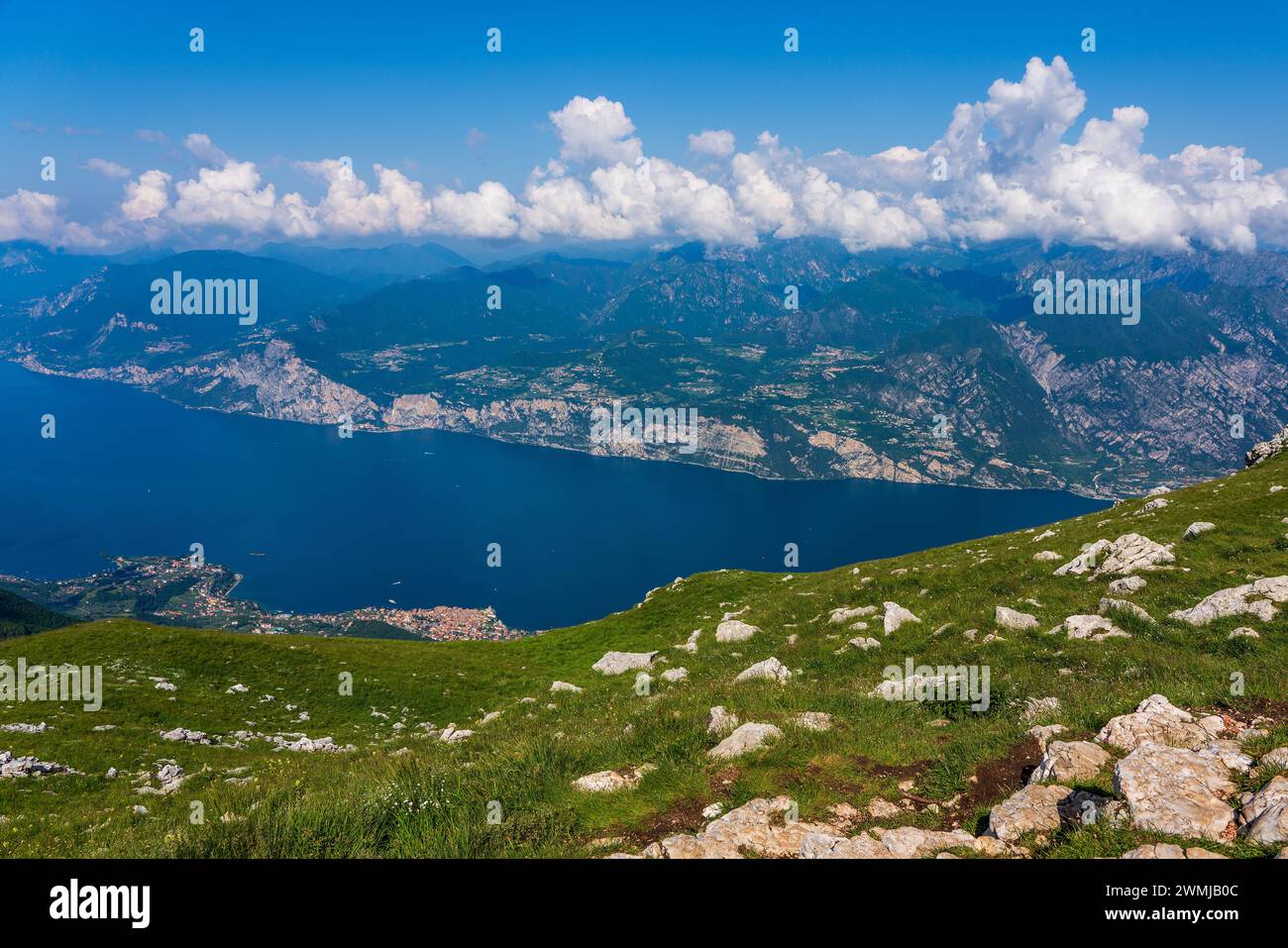 Vista panoramica dal Monte Baldo sul Lago di Garda vicino a Malcesine in Italia. Foto Stock