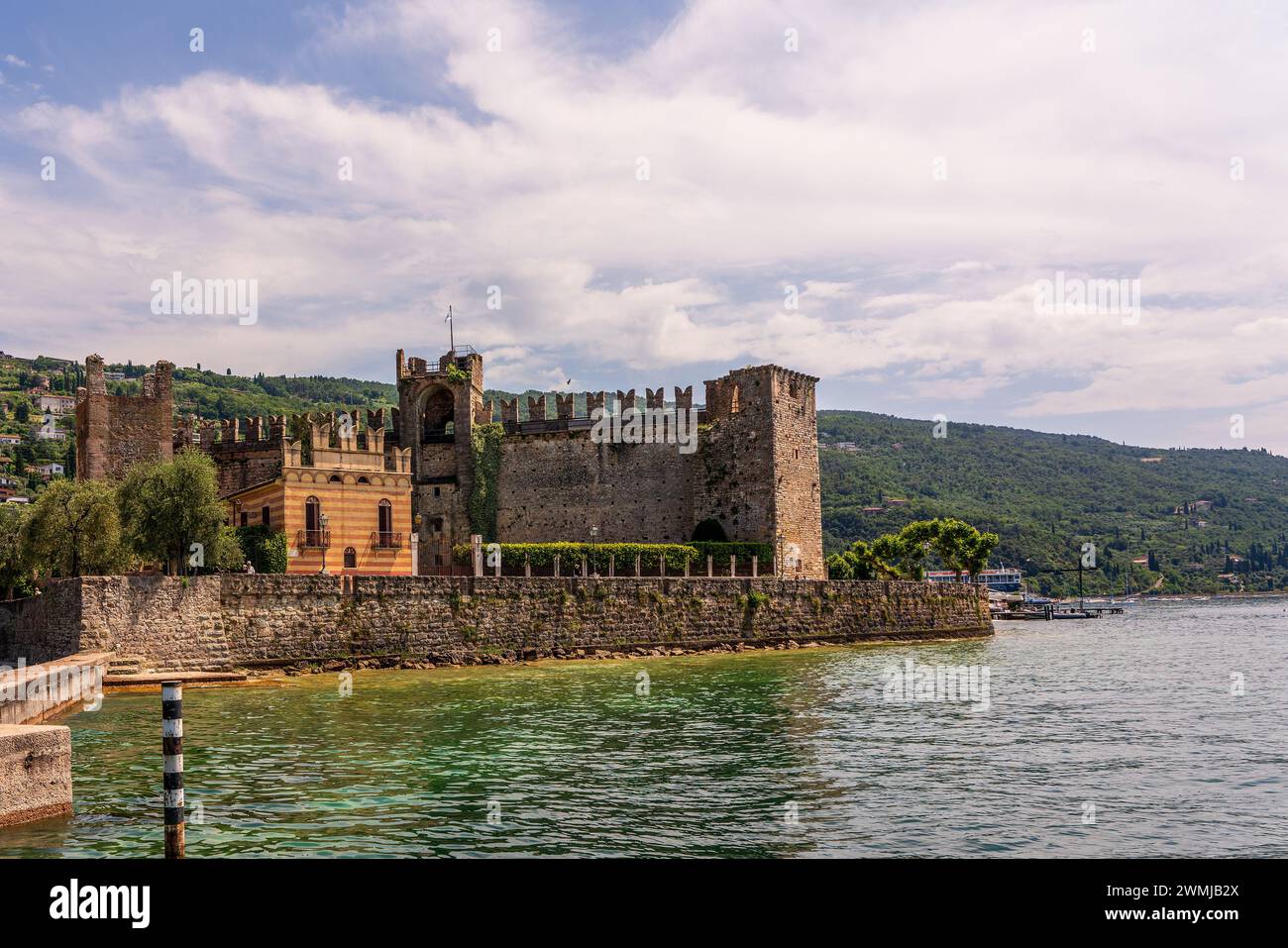 Vista panoramica del Castello Scaligero vicino a Torri del Benaco in Italia. Foto Stock