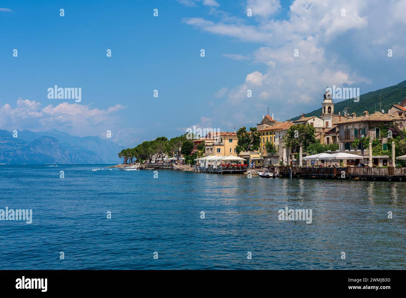 Vista del centro storico di Torri del Benaco sul Lago di Garda in Italia. Foto Stock