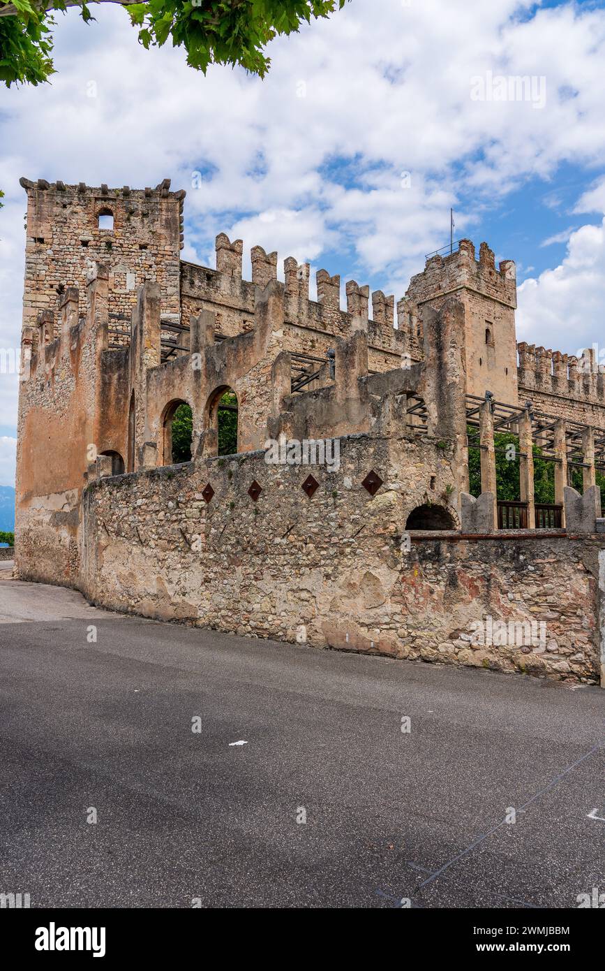 Vista del Castello Scaligero vicino a Torri del Benaco in Italia. Foto Stock