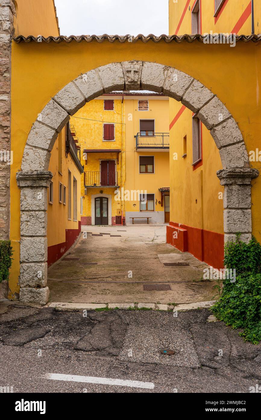 Strada del centro storico nel paese di Spiazzi sul Lago di Garda in Italia. Foto Stock