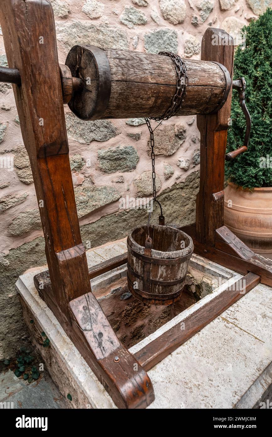 Secchio di pozzi in legno d'epoca e pozzo di pietra per l'uso dell'acqua nei monasteri di Meteora, Grecia. Foto Stock