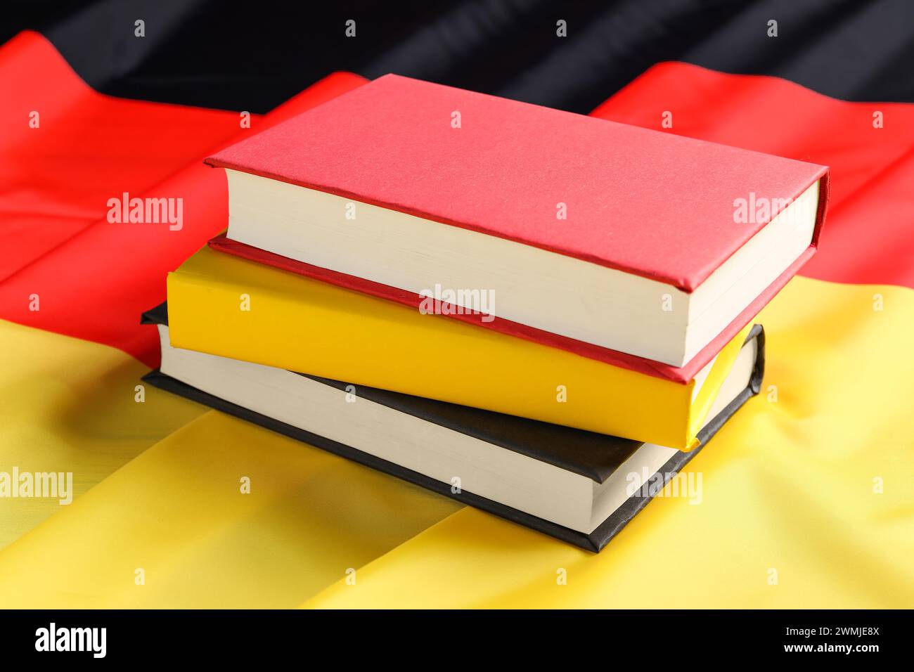 Imparare la lingua straniera. Libri diversi sulla bandiera della Germania Foto Stock