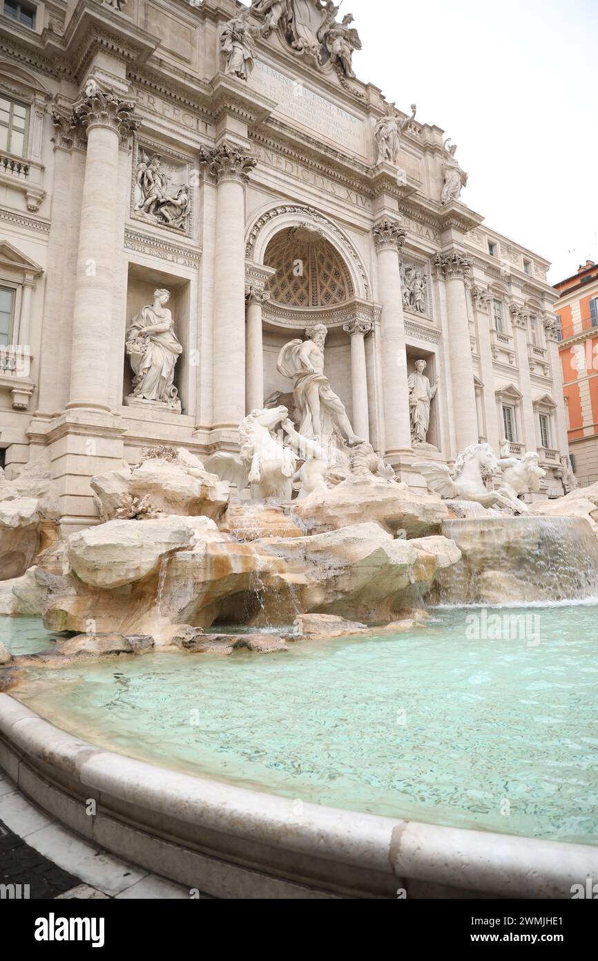 ROMA, ITALIA - 5 FEBBRAIO 2024: Splendida fontana di Trevi all'aperto Foto Stock