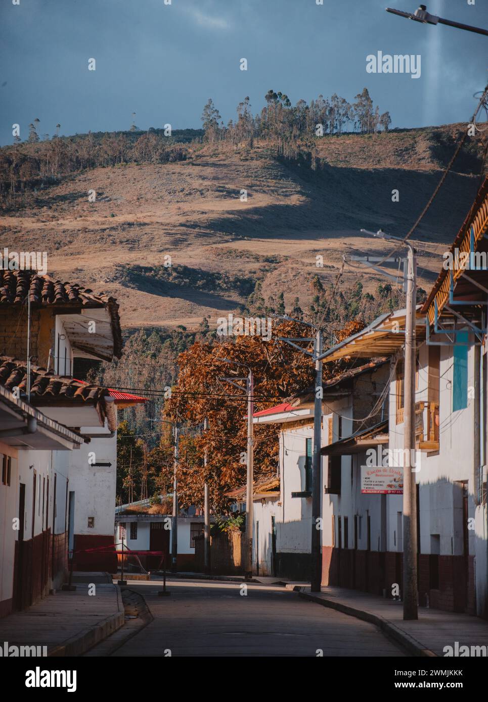 VILLAGGIO DI STRADA IN HOUR GOLDEN Foto Stock