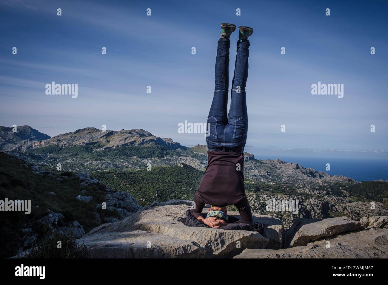 yoga on Diable Pass, Escorca, Maiorca, Isole Baleari, Spagna Foto Stock