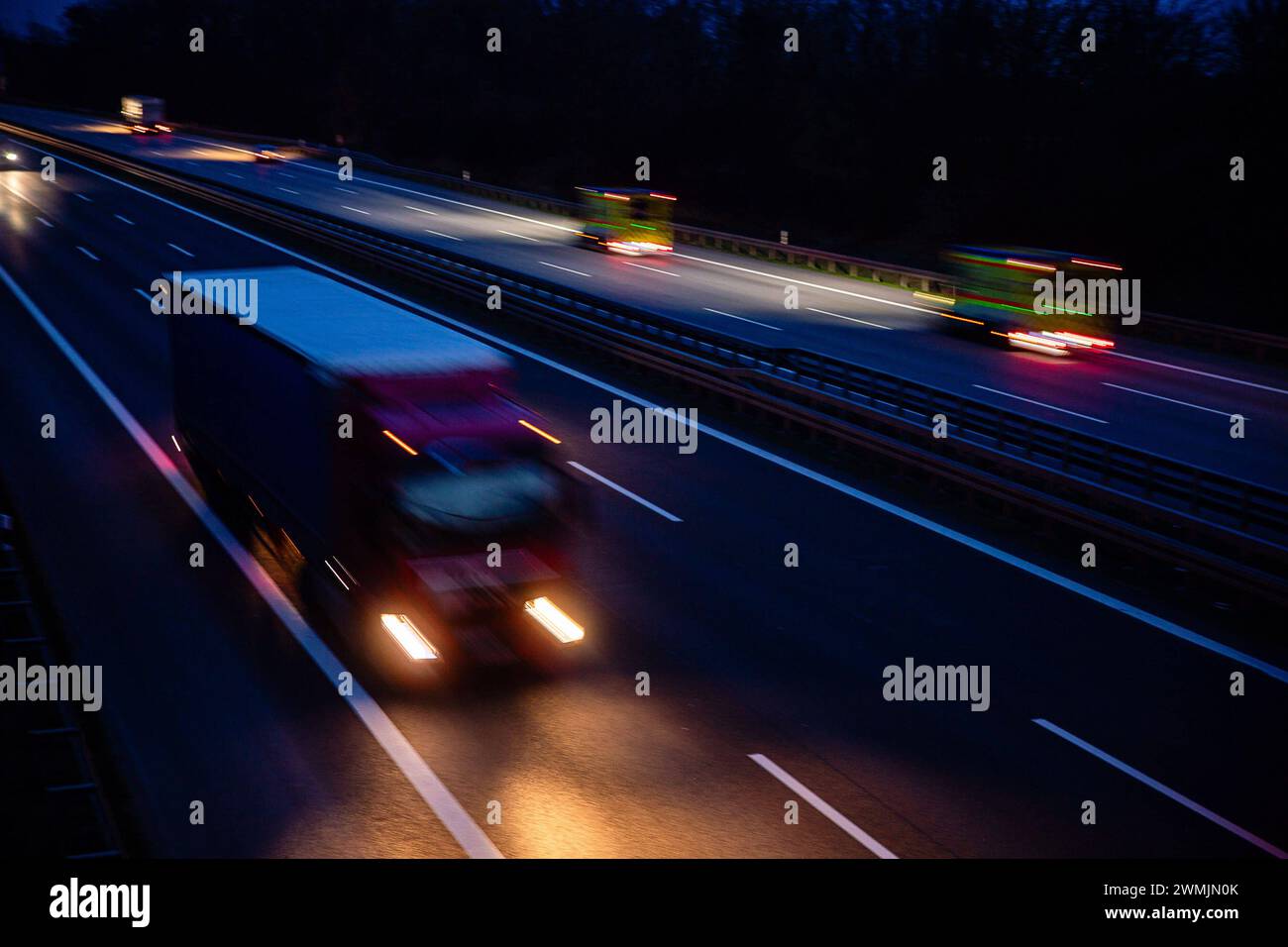 Auto und Lastwagen auf der Autobahn 10 A10 Abend des 26. Febbraio 2024 bei Berlin nel Brandeburgo. Autobahn A10 in Brandeburgo *** Auto e camion sulla Autobahn 10 A10 la sera del 26 febbraio 2024 nei pressi di Berlino in Brandeburgo Autobahn A10 in Brandeburgo Foto Stock