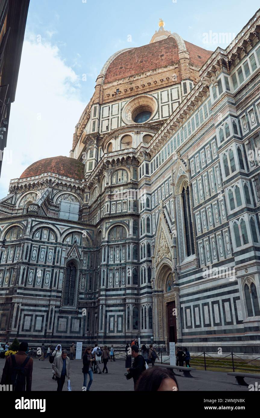 06-11-2013 Firenze, Italia - Una vista vibrante che mostra la facciata in marmo verde, bianco e rosso del Duomo di Firenze Foto Stock