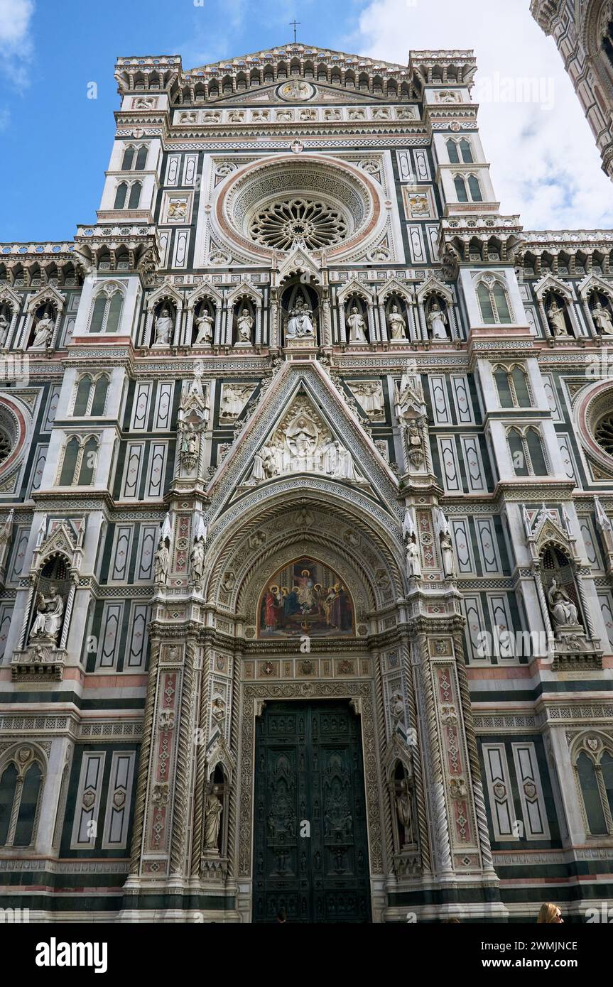 06-11-2023 Firenze, Italia - Vista frontale del grande ingresso del Duomo di Firenze, un capolavoro dell'architettura rinascimentale Foto Stock