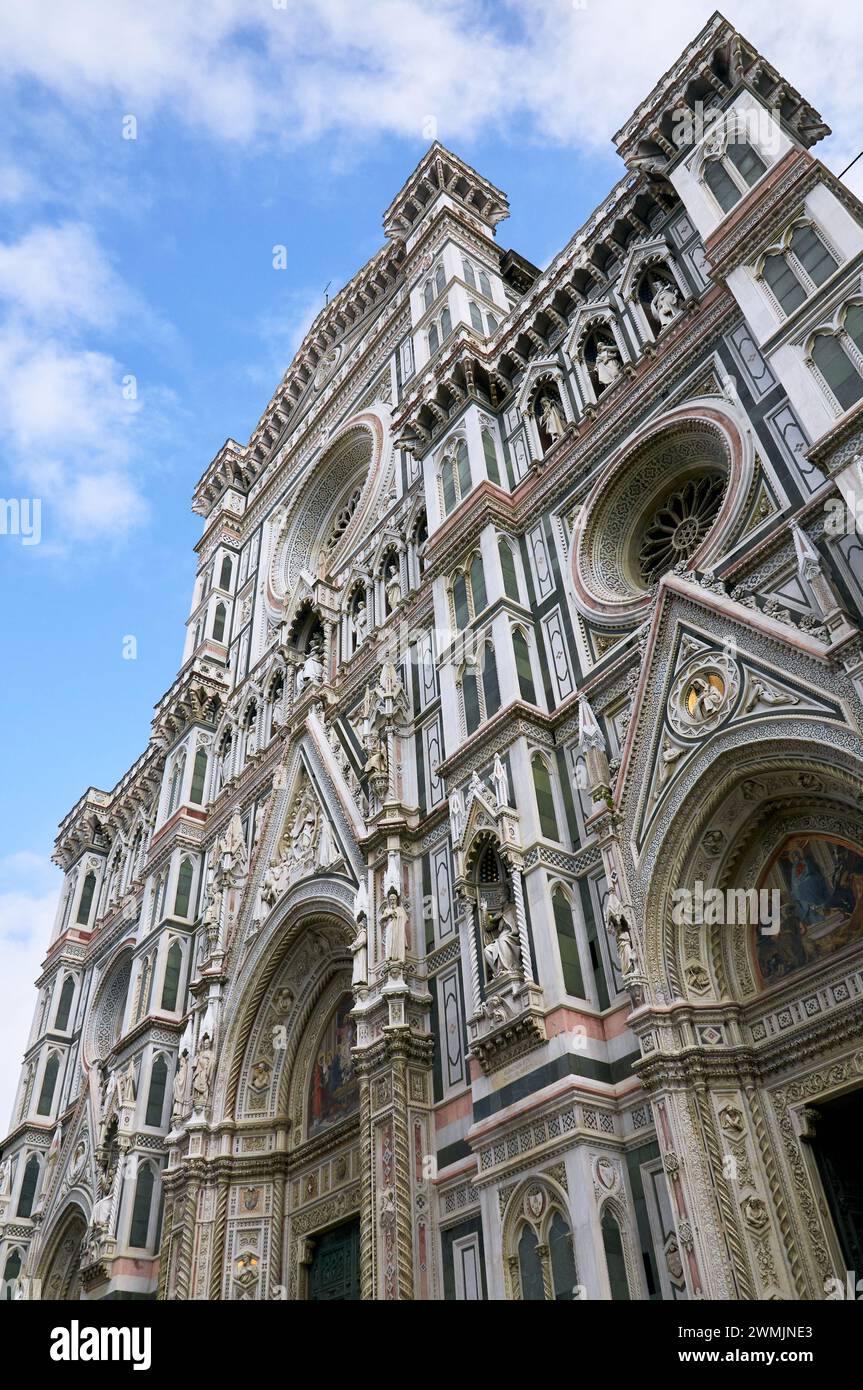 06-11-2023 Firenze, Italia - Una maestosa vista dal basso della grande facciata principale del Duomo di Firenze Foto Stock