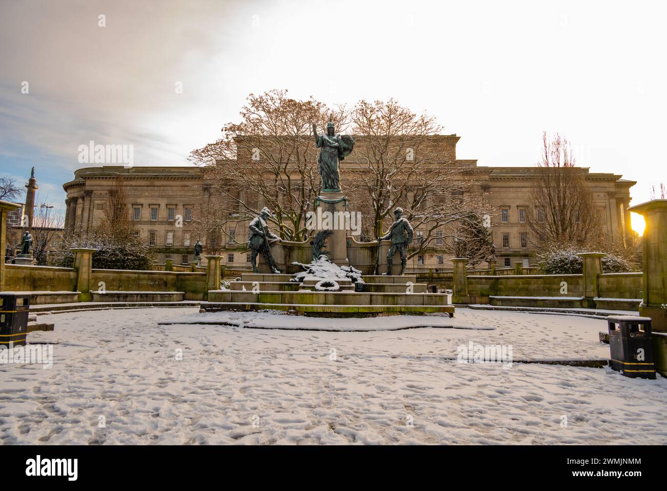 St JohnÕs Garden e St Georges Hall Liverpool nella neve Foto Stock