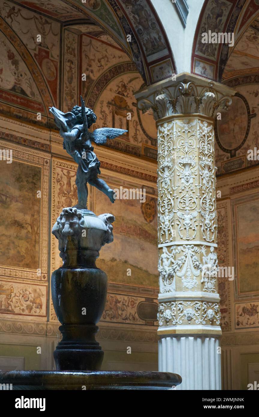 11-07-2013 Firenze, Italia - Una foto che cattura gli intricati dettagli di una statua angelica e di una colonna ornata all'interno di Palazzo Vecchio Foto Stock