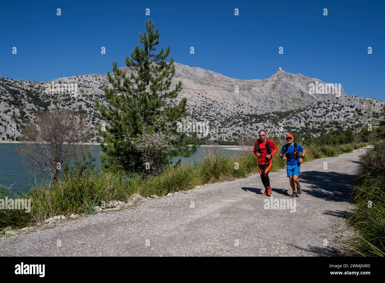 Due corridori sul sentiero Cúber, percorso a lunga percorrenza GR 221, Escorca, Maiorca, Isole Baleari, Spagna Foto Stock