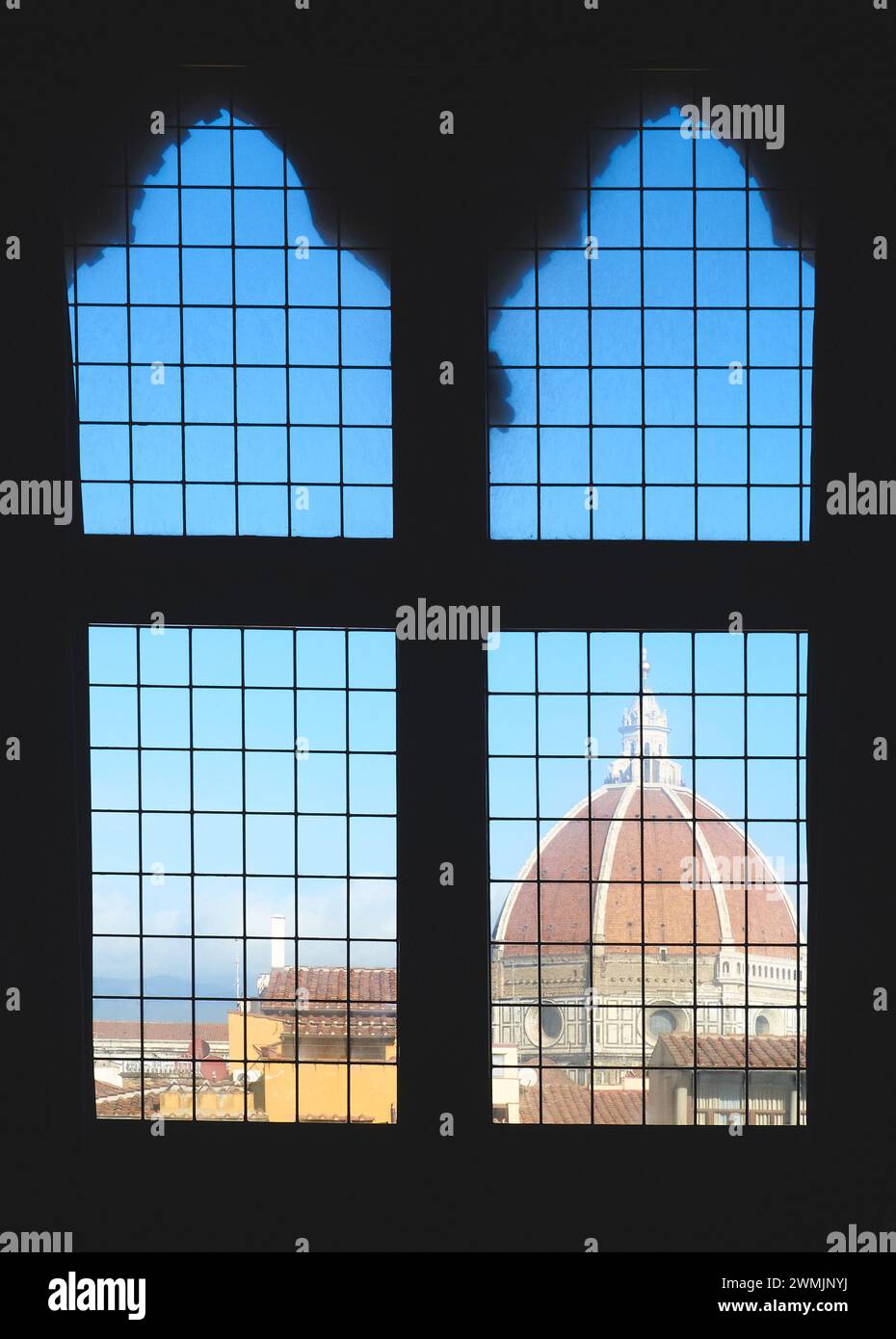 11-07-2013 Firenze, Italia - la splendida Cattedrale di Firenze e la cupola del Brunelleschi vista attraverso una finestra di Palazzo Vecchio Foto Stock