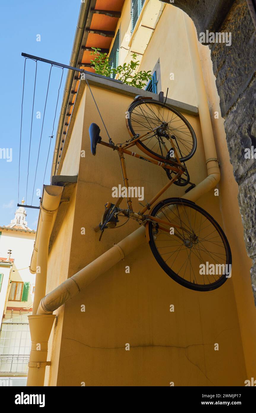 11-07-2013 Firenze, Italia - Un'intelligente vetrina in cui è esposta una bicicletta sospesa per ottimizzare lo spazio interno Foto Stock