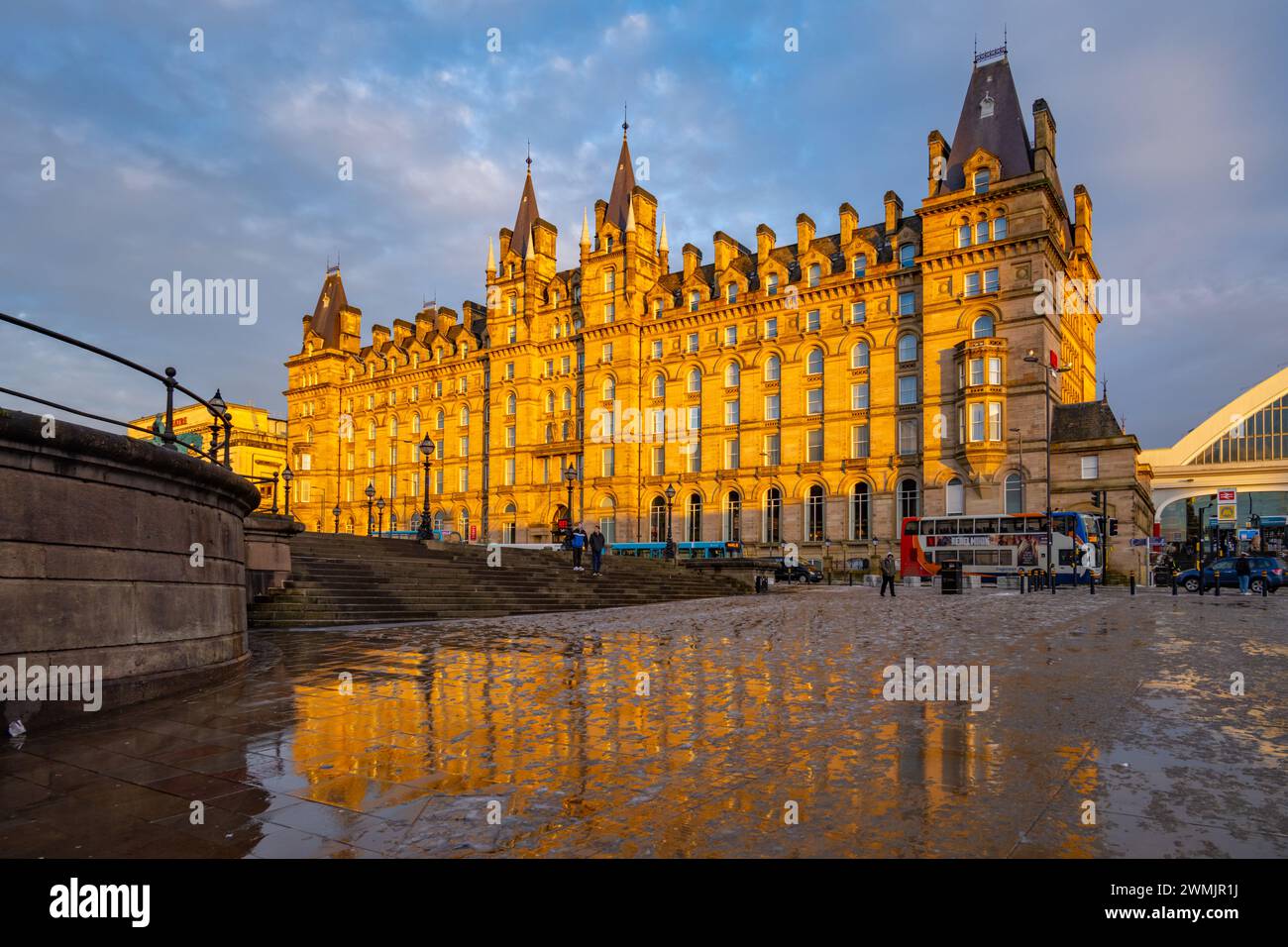 Redisson Red Hotel e stazione di Lime St Liverpool a Snow Foto Stock