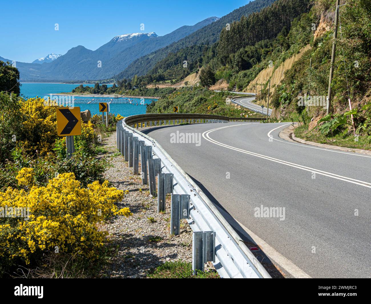 Strada tortuosa lungo il fiordo Reloncavi, allevamento di salmoni, a sud-est di Puerto Montt, Cile Foto Stock
