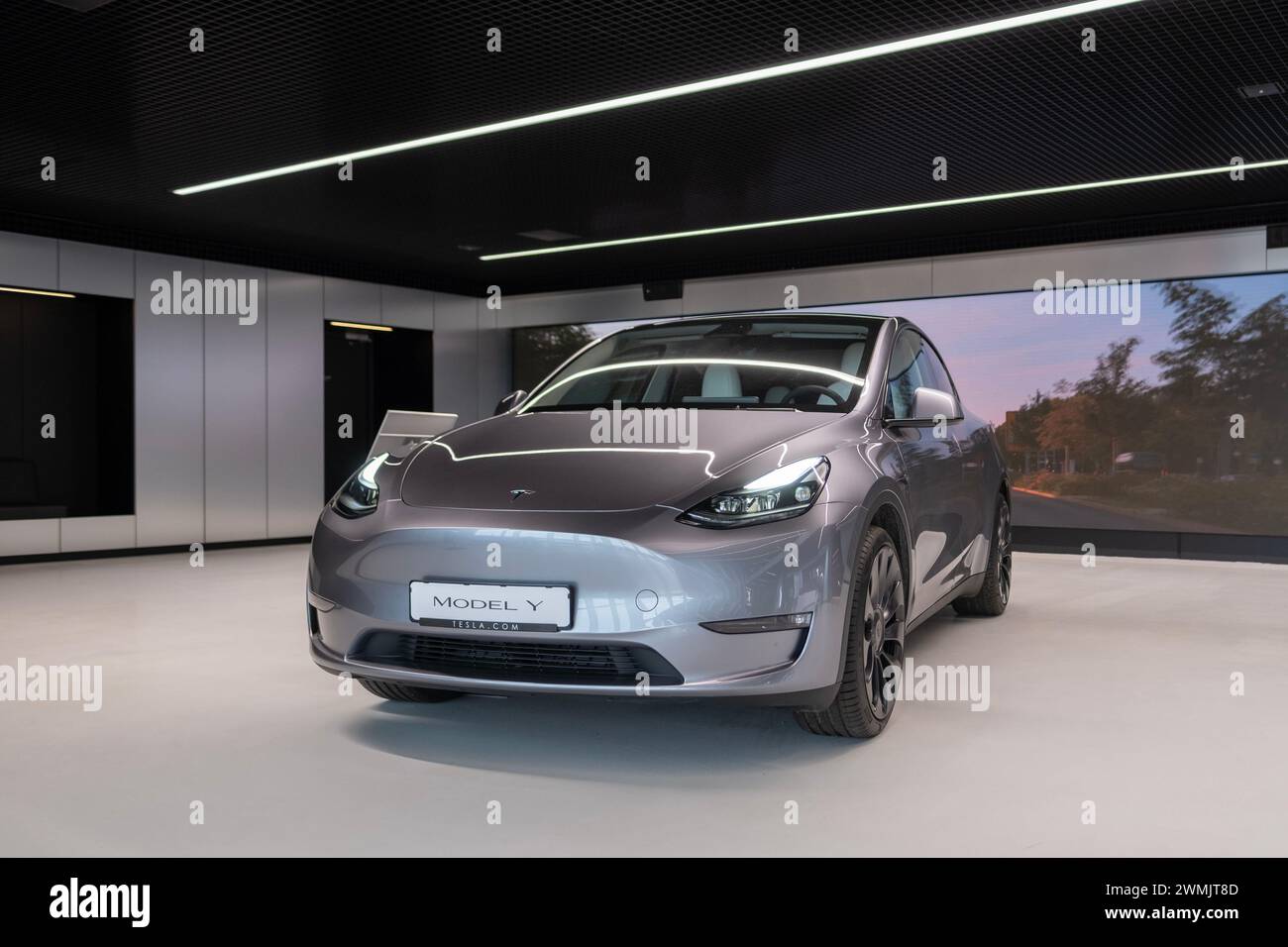 Nuovo modello elettrico grigio tesla y performance quicksilver, settore automobilistico, SUV crossover prodotto da Tesla, EV in Europa, sostenibilità ambientale Foto Stock