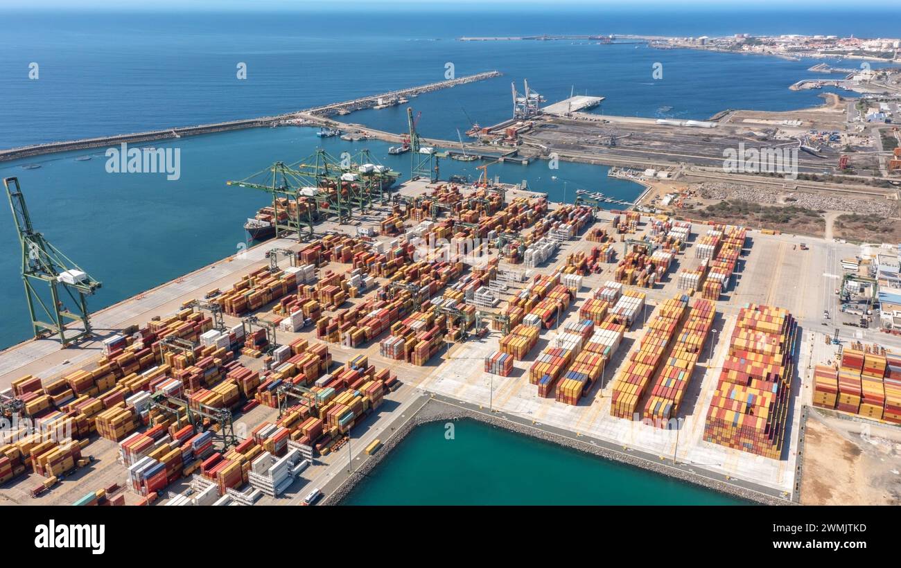 Veduta aerea del terminal merci container del porto commerciale, della logistica commerciale e dell'industria dei trasporti a Sines Setubal, Portogallo 17 ottobre 2023. Foto Stock