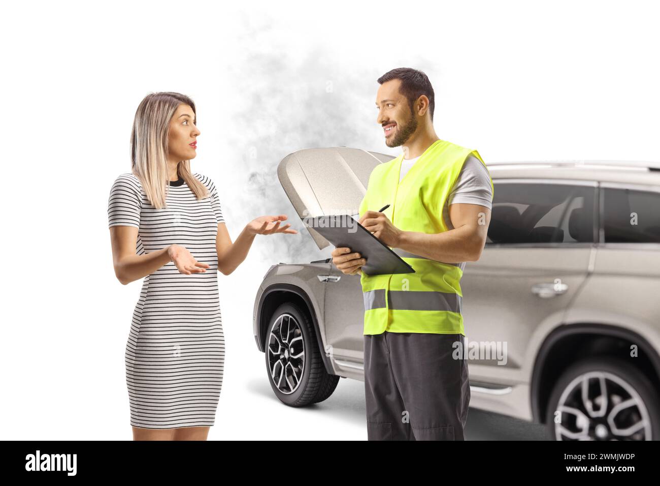 Assistenza stradale e una giovane donna che parla accanto a un SUV rotto isolato su sfondo bianco Foto Stock