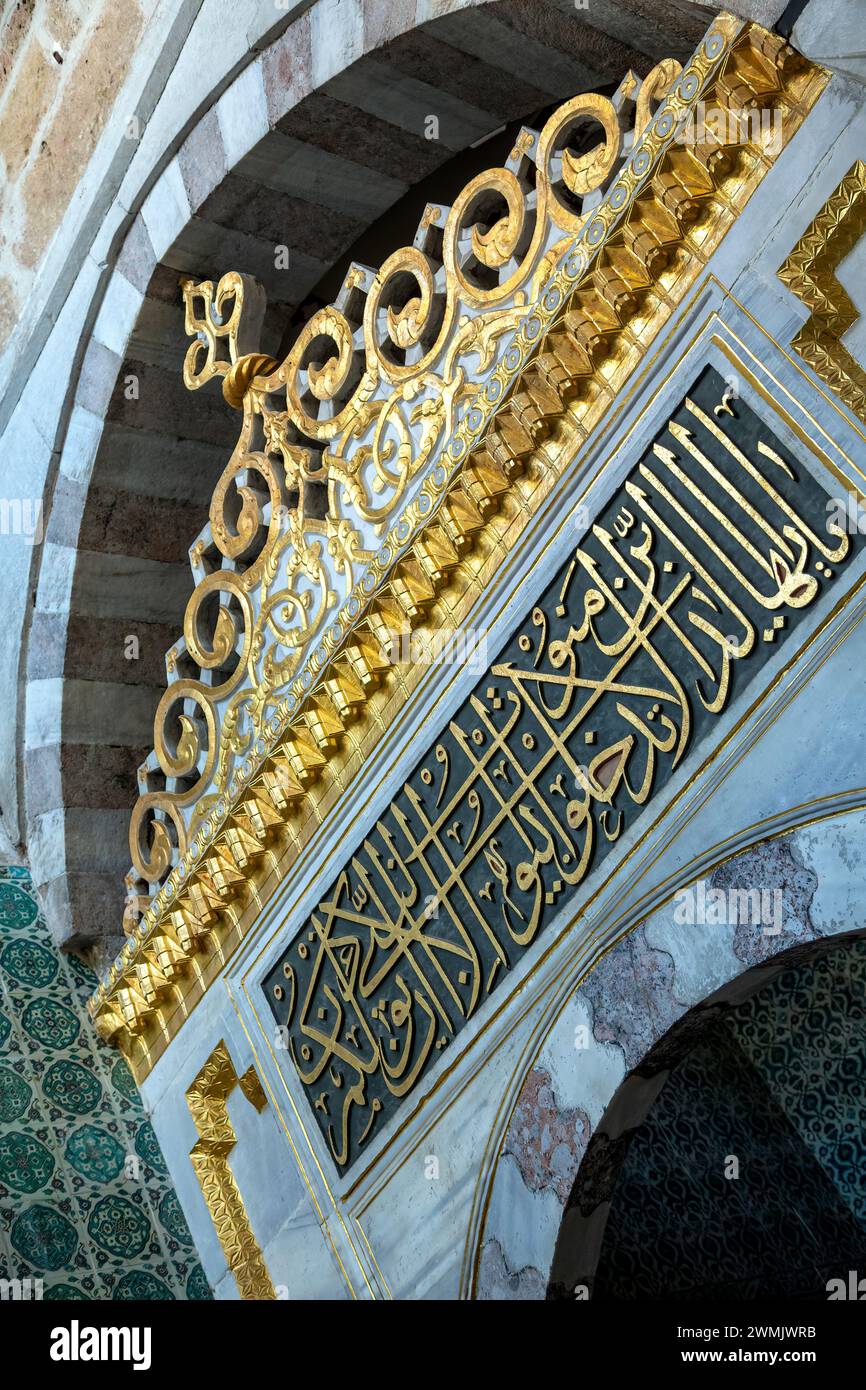 Porta ad arco decorata con simboli e scritte arabe, porta principale di Harem, Palazzo Topkapi, Istanbul, Turchia Foto Stock
