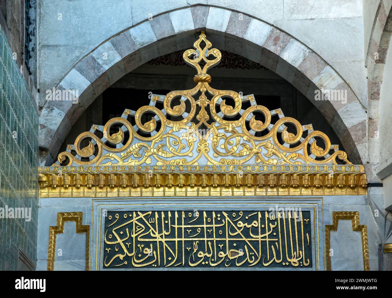 Porta ad arco decorata con simboli e scritte arabe, porta principale di Harem, Palazzo Topkapi, Istanbul, Turchia Foto Stock