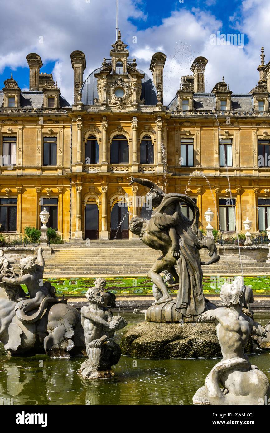 Waddesdon, Buckinghamshire, Inghilterra, Regno Unito - 24 agosto 2022: Statue in Waddesdon Manor House Foto Stock