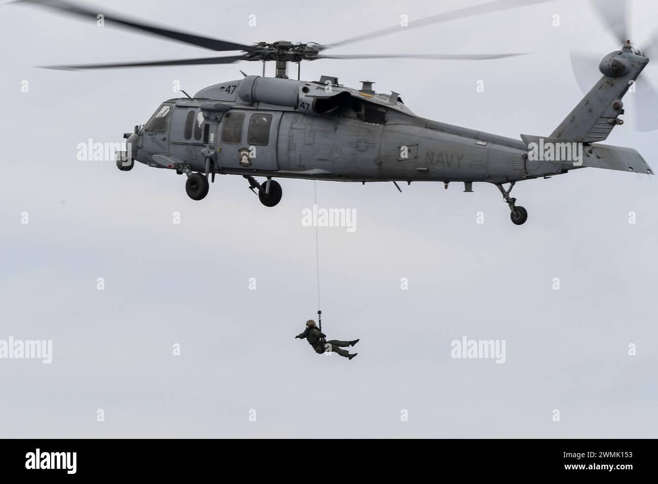 Un MH-60S Seahawk dell'Helicopter Sea Combat Squadron 23 "wildcard" esegue operazioni di recupero durante il Recovery test 11, 25 febbraio 2024. In preparazione della missione Artemis II della NASA, che invierà quattro astronauti a Orion oltre la Luna, la NASA e il Dipartimento della difesa condurranno una serie di test per dimostrare e valutare i processi, le procedure e l'hardware utilizzati nelle operazioni di recupero per le missioni lunari con equipaggio. I moli di trasporto anfibi, come la USS San Diego, hanno capacità uniche che la rendono un partner ideale per sostenere la NASA, tra cui l'imbarco di elicotteri, l Foto Stock