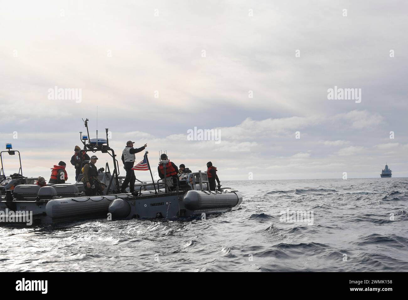 I marinai della US Navy assegnati alla nave da carico anfibia classe San Antonio USS San Diego (LPD 22) e alla Explosive Ordnance Disposal Mobile Unit 1 si coordinano a bordo di gommoni a scafo rigido durante il Recovery test 11, 25 febbraio 2024. In preparazione della missione Artemis II della NASA, che invierà quattro astronauti a Orion oltre la Luna, la NASA e il Dipartimento della difesa condurranno una serie di test per dimostrare e valutare i processi, le procedure e l'hardware utilizzati nelle operazioni di recupero per le missioni lunari con equipaggio. I moli anfibi di trasporto, come la USS San Diego, hanno un'unica nave Foto Stock