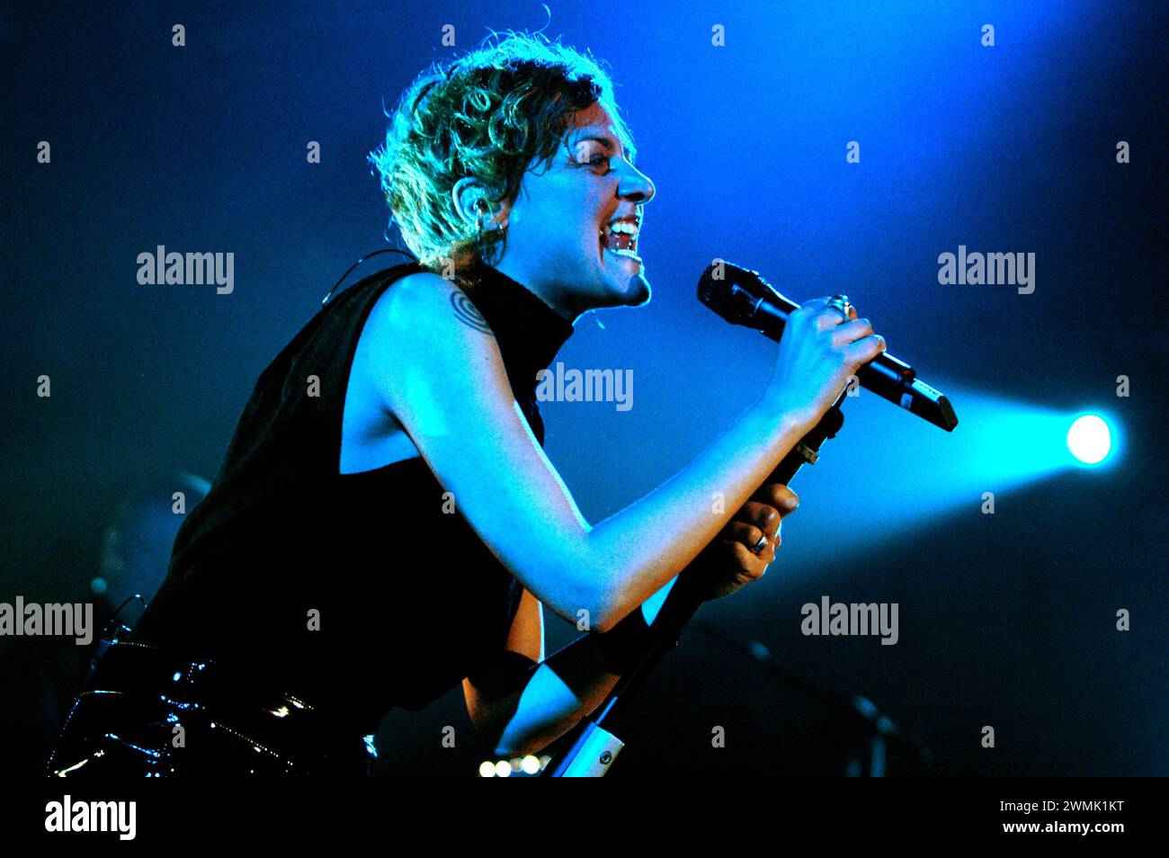 Milano Italia 26/11/2003: Irene grandi, cantante italiana, durante un concerto dal vivo all'Alcatraz Foto Stock