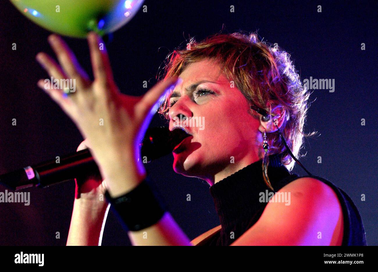 Milano Italia 26/11/2003: Irene grandi, cantante italiana, durante un concerto dal vivo all'Alcatraz Foto Stock