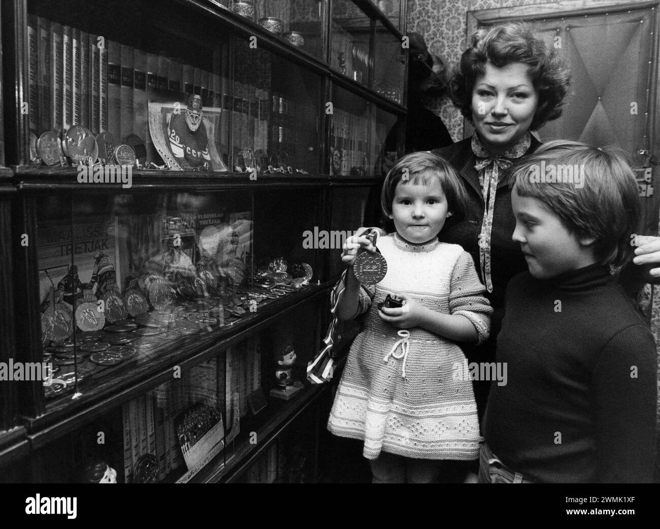 VLADISLAV TRETJAK portiere sovietico di hockey su ghiaccio famiglia«moglie e figli Ira e Dina a casa a Mosca di fronte all'armadietto dei premi di Vladislav« Foto Stock