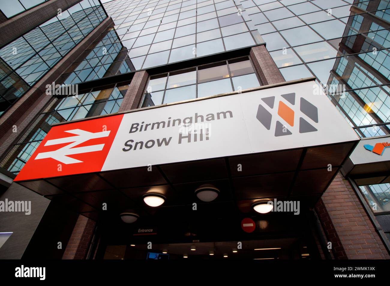 L'ingresso a Birmingham Snow Hill, una delle principali stazioni ferroviarie del centro città. Snow Hill è vicino al quartiere finanziario di Birmingham ed esce qui su Colmore Row. Foto Stock