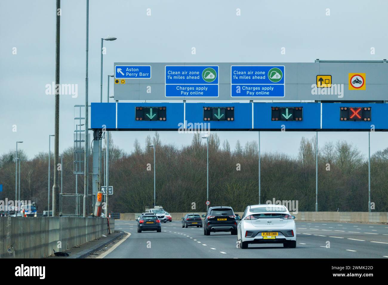 Segnaletica per la A38 Aston Exressway che porta al centro di Birmingham. I cartelli della zona aerea di Cllean sono visibili sui cavalletti sopra la strada, avvertendo gli automobilisti che c'è una tassa da pagare se la loro auto non è conforme. Birmingham ha una Clean Air zone nel centro della città. NOTA: Le foto sono state scattate dal sedile del passeggero di un'auto non guidata dal fotografo. Foto Stock