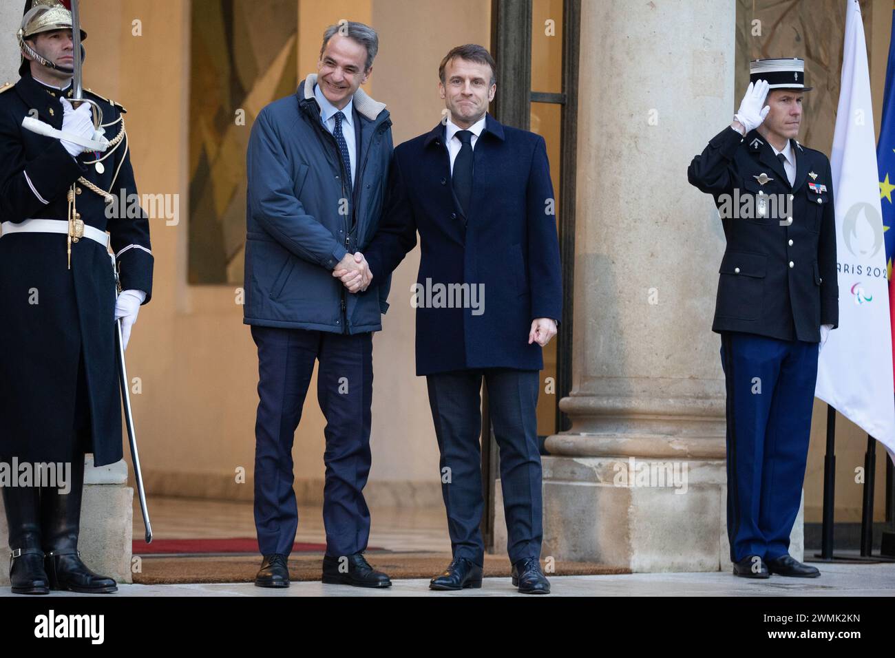 Parigi, Francia, lunedì 26 febbraio 2024, Conferenza di sostegno per l'Ucraina, Kyriakos Mitsotakis, primo ministro greco, Emmanuel Macron, presidente francese Credit Francois Loock / Alamy Live News Foto Stock